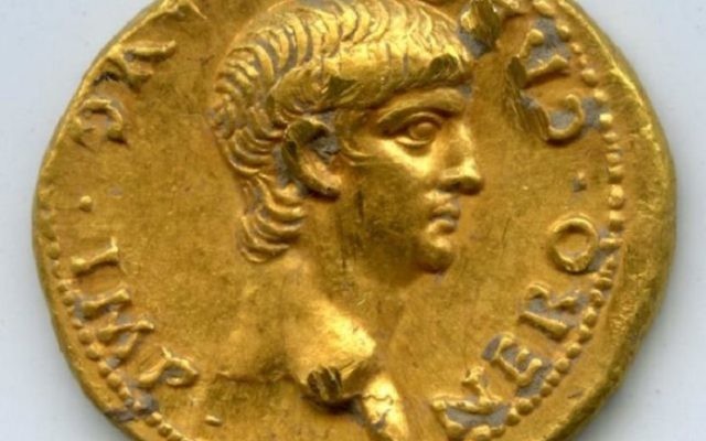 Une pièce romaine montrant l'empereur Néron, qui a été retrouvée à Jérusalem et daterait de l'an 56 de l'ère commune. (Crédit : Université de Caroline du Nord)