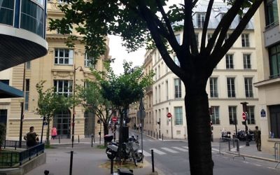 La synagogue de la Victoire et le Consistoire, à Paris. (Crédit : Lisa Klug/ Times of Israel)
