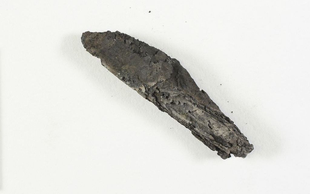 Ancien rouleau de Torah détruit par un incendie il y a des siècles. Photographie non datée. (Crédit : Autorité israélienne des Antiquités)
