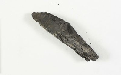 Ancien rouleau de Torah détruit par un incendie il y a des siècles. Photographie non datée. (Crédit : Autorité israélienne des Antiquités)
