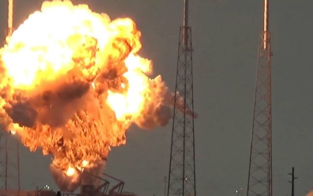 Le satellite Amos-6, le plus grand jamais fabriqué en Israël, et la fusée de SpaceX, Falcon 9, en flammes suite à une anomalie, le 1er septembre 2016. (Crédit : capture d'écran YouTube) Le satellite Amos-6, le plus grand jamais fabriqué en Israël, et la fusée de SpaceX, Falcon 9, en flammes suite à une anomalie, le 1er septembre 2016. (Crédit : capture d'écran YouTube)