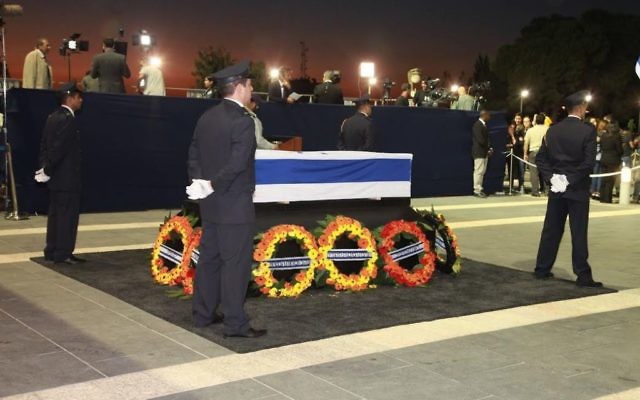 La dépouille de Shimon Peres, à la Knesset, le 29 septembre 2016 (Crédit : autorisation) La dépouille de Shimon Peres, à la Knesset, le 29 septembre 2016 (Crédit : autorisation)