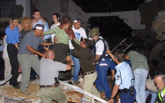 Le chaos après l'effondrement d'un plafond de la salle de mariage Versailles de Jérusalem, le 25 mai 2001. (Crédit : Flash90) Le chaos après l'effondrement d'un plafond de la salle de mariage Versailles de Jérusalem, le 25 mai 2001. (Crédit : Flash90)