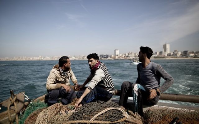 Des pêcheurs gazaouis au large de la bande de Gaza, le 3 avril 2016. (Crédit : AFP/Mahmud Hams) Des pêcheurs gazaouis au large de la bande de Gaza, le 3 avril 2016. (Crédit : AFP/Mahmud Hams)