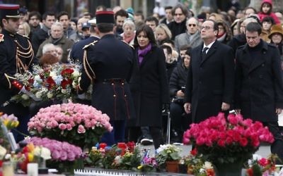 La maire de Paris Anne Hidalgo, le président français François Hollande, et le Premier ministre français Manuel Valls, assistant à un rassemblement du souvenir à la Place de la République le 10 janvier 2016 à Paris, un an après les attaques contre le journal "Charlie Hebdo" et un supermarché juif (Crédit : AFP / Thomas Samson)