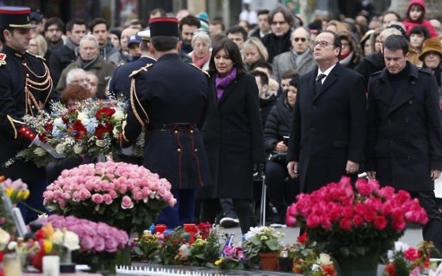 La maire de Paris Anne Hidalgo, le président français François Hollande, et le Premier ministre français Manuel Valls, assistant à un rassemblement du souvenir à la Place de la République le 10 janvier 2016 à Paris, un an après les attaques contre le journal "Charlie Hebdo" et un supermarché juif (Crédit : AFP / Thomas Samson) La maire de Paris Anne Hidalgo, le président français François Hollande, et le Premier ministre français Manuel Valls, assistant à un rassemblement du souvenir à la Place de la République le 10 janvier 2016 à Paris, un an après les attaques contre le journal "Charlie Hebdo" et un supermarché juif (Crédit : AFP / Thomas Samson)