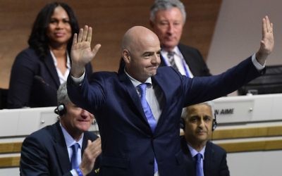 Gianni Infantino, au centre, nouveau président de la FIFA, après son élection à la tête de la Fédération à Zurich, le 26 février 2016. (Crédit : Olivier Morin/AFP)