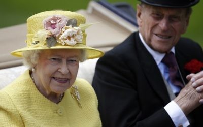 La reine Elizabeth II de Grande-Bretagne et son époux, le prince Philip, duc d'Édimbourg, le 19 juin 2015. (Crédit : Adrian Dennis/AFP)