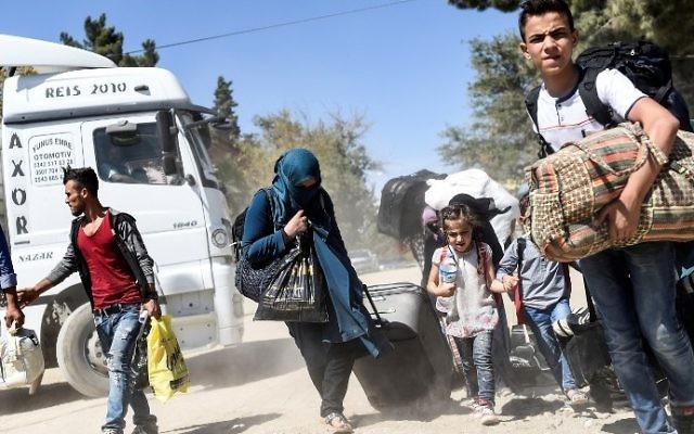 Des réfugiés syriens rentrent dans la ville syrienne de Jarablos, au point de passage de Karkamis, dans le sud de la Turquie, le 7 septembre 2016. Ilustration. (Crédit : Bulent Kilic/AFP) Des réfugiés syriens rentrent dans la ville syrienne de Jarablos, au point de passage de Karkamis, dans le sud de la Turquie, le 7 septembre 2016. Ilustration. (Crédit : Bulent Kilic/AFP)