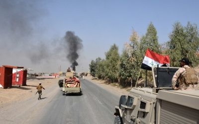Les troupes irakiennes se déploient dans la ville de Sharqat, à 260 km au nord ouest de Bagdad, alors que l'Irak annonce que ses forces ont repris la ville au groupe Etat islamique pendant une opération lancée avant la reprise de Mossoul, le 22 septembre 2016. (Crédit : Mahmud Saleh/AFP)