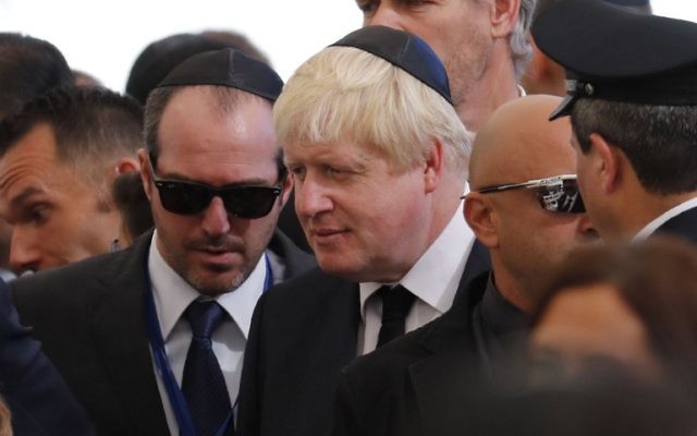 Boris Johnson, ministre britannique des Affaires étrangères, pendant les funérailles de l'ancien président et Premier ministre israélien Shimon Peres, au cimetière national du mont Herzl à Jérusalem, le 30 septembre 2016. (Crédit : AFP/Thomas Coex) Boris Johnson, ministre britannique des Affaires étrangères, pendant les funérailles de l'ancien président et Premier ministre israélien Shimon Peres, au cimetière national du mont Herzl à Jérusalem, le 30 septembre 2016. (Crédit : AFP/Thomas Coex)