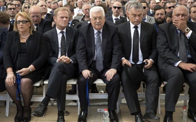 Le président de l'Autorité palestinienne Mahmoud Abbas (au centre) pendant les obsèques de l'ancien président Shimon Peres au cimetière national du mont Herzl à Jérusalem, le 30 septembre 2016. (Crédit : AFP/Pool/Stephen Crowley) Le président de l'Autorité palestinienne Mahmoud Abbas (au centre) pendant les obsèques de l'ancien président Shimon Peres au cimetière national du mont Herzl à Jérusalem, le 30 septembre 2016. (Crédit : AFP/Pool/Stephen Crowley)