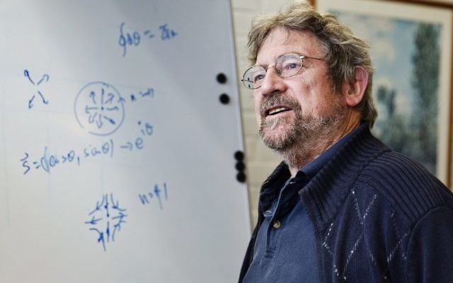 Le lauréat du Prix Nobel de physique J. Michael Kosterlitz à l'Université Aalto à Espoo, le 4 octobre 2016 (Crédit : AFP PHOTO / Lehtikuva / Roni Rekomaa) Le lauréat du Prix Nobel de physique J. Michael Kosterlitz à l'Université Aalto à Espoo, le 4 octobre 2016 (Crédit : AFP PHOTO / Lehtikuva / Roni Rekomaa)