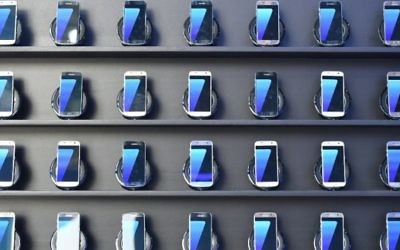Des Samsung Galaxy S7 exposés au Parc olympique de Rio de Janeiro, 2 août 2016. (Crédit : AFP / Kirill Kudryavtsev)