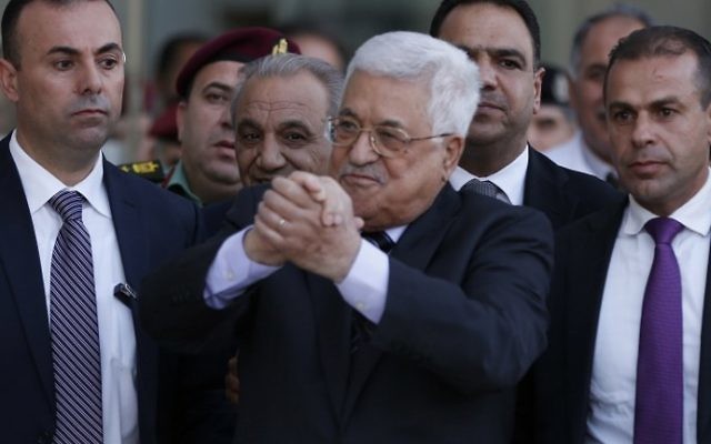 Le président de l'Autorité palestinienne Mahmoud Abbas (C) est escorté hors de l'hôpital Istishari dans la ville de Ramallah en Cisjordanie le 6 octobre 2016. (Crédit : AFP / Abbas Momani) Le président de l'Autorité palestinienne Mahmoud Abbas (C) est escorté hors de l'hôpital Istishari dans la ville de Ramallah en Cisjordanie le 6 octobre 2016. (Crédit : AFP / Abbas Momani)