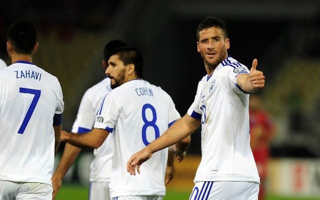 L’arrière israélien Tomer Hemed célèbre son but lors d’un match de qualification pour la Coupe du monde 2016 entre Israël et la Macédoine, le 6 octobre 2016 à Skopje. (Crédits : AFP / Robert Atanosovski)