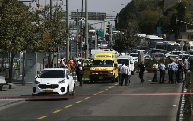 La police a fermé la scène d'une attaque à main armée près du siège de la police, à Jérusalem, le 9 octobre 2016. (Crédit : AFP/Ahmad Gharabli) La police a fermé la scène d'une attaque à main armée près du siège de la police, à Jérusalem, le 9 octobre 2016. (Crédit : AFP/Ahmad Gharabli)