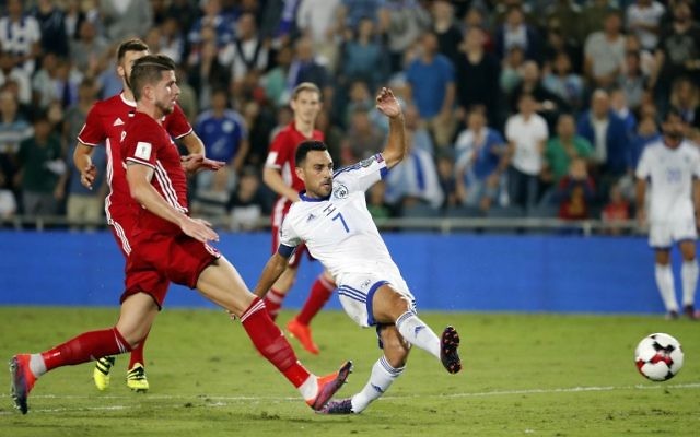 Le milieu de terrain israélien Eran Zahavi (en blanc) passe le ballon alors que le milieu du Liechtenstein Sandro Wieser la défend pendant le match de qualification pour la Coupe du Monde de football de la FIFA 2018 entre Israël et le Liechtenstein au stade Teddy Kollek Memorial de Jérusalem le 9 octobre 2016. (Crédit : AFP/Thomas Coex)