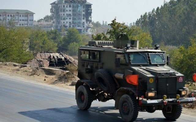 Des véhicules de l'armée indienne à Pampore, en Inde le 11 octobre 2016. (Crédit : AFP / TAUSEEF MUSTAFA) Des véhicules de l'armée indienne à Pampore, en Inde le 11 octobre 2016. (Crédit : AFP / TAUSEEF MUSTAFA)