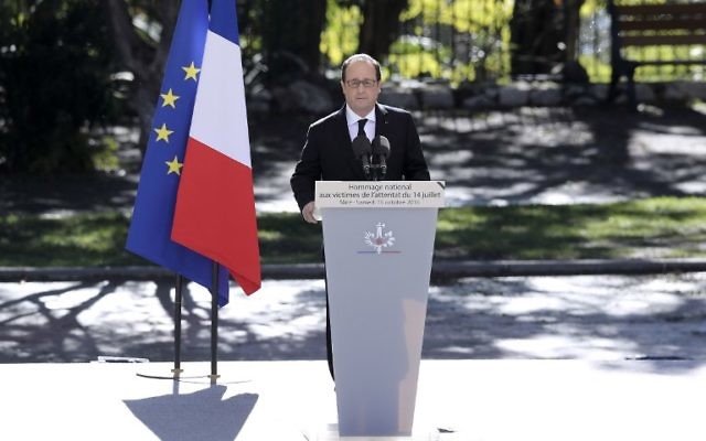 Le président français François Hollande pendant l'hommage national aux victimes de l'attentat de Nice, le 15 octobre 2016. (Crédit : AFP/Valery Hache) Le président français François Hollande pendant l'hommage national aux victimes de l'attentat de Nice, le 15 octobre 2016. (Crédit : AFP/Valery Hache)