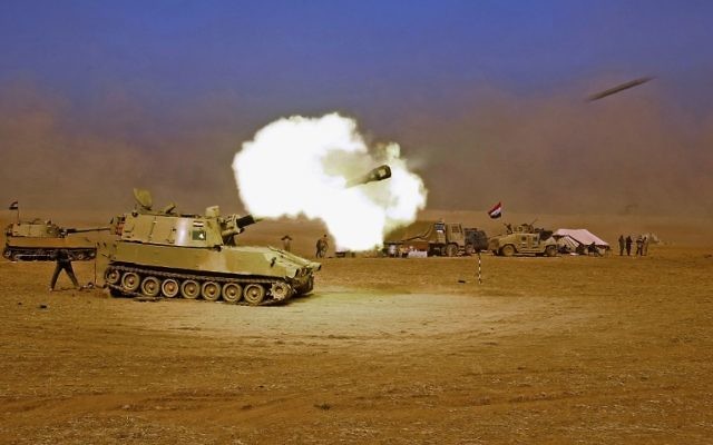 Un M109 des forces irakiennes tirant vers le village de Tall al-Tibah, à environ 30 kilomètres au sud de Mossoul, le 19 octobre 2016, lors d'une opération contre les djihadistes du groupe Etat islamique pour reprendre la ville. (Crédit : AFP/Ahmad al-Rubaye)