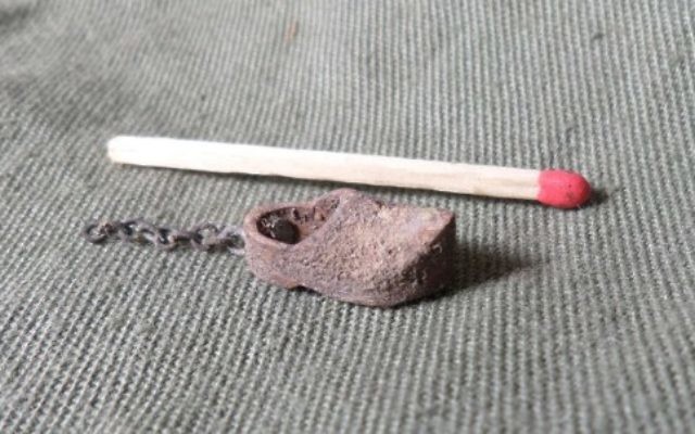 Un petit sabot en bois sculpté qui appartenait autrefois à une femme déportée par les nazis au camp d'extermination d'Auschwitz a été retrouvé après plus de 70 ans, le 20 octobre 2016 (Crédit : AFP PHOTO / HO) Un petit sabot en bois sculpté qui appartenait autrefois à une femme déportée par les nazis au camp d'extermination d'Auschwitz a été retrouvé après plus de 70 ans, le 20 octobre 2016 (Crédit : AFP PHOTO / HO)