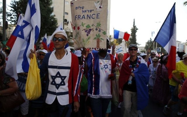 Des pèlerins chrétiens évangéliques de France lors de la Parade annuelle de Jérusalem pendant Souccot, le 20 octobre 2016. (Crédit : Ahmad Gharabli/AFP) Des pèlerins chrétiens évangéliques de France lors de la Parade annuelle de Jérusalem pendant Souccot, le 20 octobre 2016. (Crédit : Ahmad Gharabli/AFP)