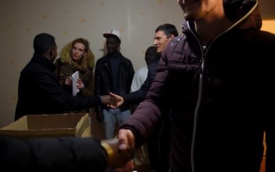 Des migrants de la "Jungle" de Calais à leur arrivée dans un centre d'accueil et d'orientation à Nogent-le Rotrou, après le démantèlement du camp, le 24 octobre 2016. (Crédit : AFP/Guillaume Souvant)