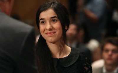 Nadia Murad, militant des droits de l'Homme, témoignant lors d'une audience de la commission de la sécurité intérieure et des affaires gouvernementales du Sénat américain au Capitole, à Washington, le 21 juin 2016 (Crédit : AFP PHOTO / GETTY IMAGES NORTH AMERICA / MARK WILSON)