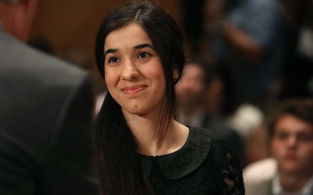 Nadia Murad, militant des droits de l'Homme, témoignant lors d'une audience de la commission de la sécurité intérieure et des affaires gouvernementales du Sénat américain au Capitole, à Washington, le 21 juin 2016 (Crédit : AFP PHOTO / GETTY IMAGES NORTH AMERICA / MARK WILSON)