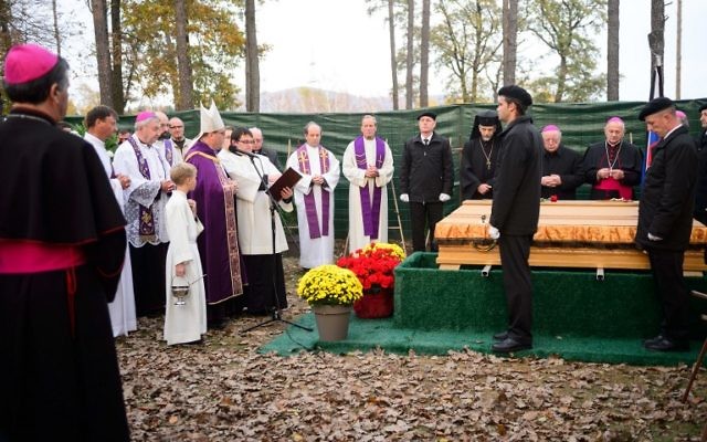 L'archevêque de Maribor, Alojzij Cvikl (4° à gauche), bénit un cercueil pendant une cérémonie marquant le début des funérailles de quelques 800 personnes assassinées par les forces communistes après la Seconde Guerre mondiale au parc mémoriel de Dobrava, à Maribor, en Slovénie, le 27 octobre 2016. (Crédit : AFP/Jure Makovec) L'archevêque de Maribor, Alojzij Cvikl (4° à gauche), bénit un cercueil pendant une cérémonie marquant le début des funérailles de quelques 800 personnes assassinées par les forces communistes après la Seconde Guerre mondiale au parc mémoriel de Dobrava, à Maribor, en Slovénie, le 27 octobre 2016. (Crédit : AFP/Jure Makovec)