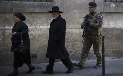 Des juifs à Paris, le 12 janvier 2015. (Crédit : AFP/Joël Saget) Des juifs à Paris, le 12 janvier 2015. (Crédit : AFP/Joël Saget)