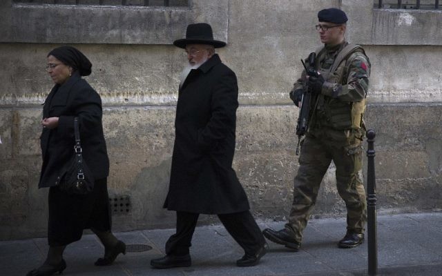 Des juifs à Paris, le 12 janvier 2015. (Crédit : AFP/Joël Saget) Des juifs à Paris, le 12 janvier 2015. (Crédit : AFP/Joël Saget)