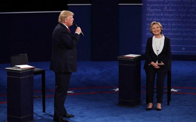Le candidat républicain à la présidentielle Donald Trump, à gauche, et sa rivale démocrate Hillary Clinton pendant un débat à l'université de Washington, à St Louis, dans le Missouri, le 9 octobre 2016. (Crédit : Win McNamee/Getty Images/AFP) Le candidat républicain à la présidentielle Donald Trump, à gauche, et sa rivale démocrate Hillary Clinton pendant un débat à l'université de Washington, à St Louis, dans le Missouri, le 9 octobre 2016. (Crédit : Win McNamee/Getty Images/AFP)