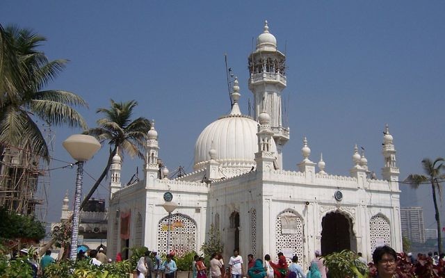 La mosquée Haji Ali Dargah, à Bombay en Inde, le 25 février 2013 (Crédit : Colomen / CC-BY-SA-3.0) La mosquée Haji Ali Dargah, à Bombay en Inde, le 25 février 2013 (Crédit : Colomen / CC-BY-SA-3.0)
