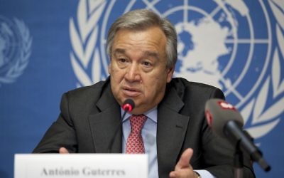 Antonio Guterres, alors Haut Commissaire aux réfugiés des Nations unies pendant une conférence de presse à Genève, le 3 août 2012. (Crédit : U.S. Mission Photo by Eric Bridiers — Flickr/Domaine public/Wikimedia Commons)