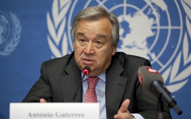 Antonio Guterres, alors Haut Commissaire aux réfugiés des Nations unies pendant une conférence de presse à Genève, le 3 août 2012. (Crédit : U.S. Mission Photo by Eric Bridiers — Flickr/Domaine public/Wikimedia Commons) Antonio Guterres, alors Haut Commissaire aux réfugiés des Nations unies pendant une conférence de presse à Genève, le 3 août 2012. (Crédit : U.S. Mission Photo by Eric Bridiers — Flickr/Domaine public/Wikimedia Commons)