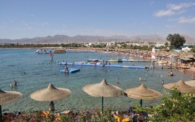 La plage de Naama, à Charm el-Cheikh, en Egypte, en novembre 2009. (Crédit : Marc Ryckaert/CC BY 3.0/WikiCommons) La plage de Naama, à Charm el-Cheikh, en Egypte, en novembre 2009. (Crédit : Marc Ryckaert/CC BY 3.0/WikiCommons)