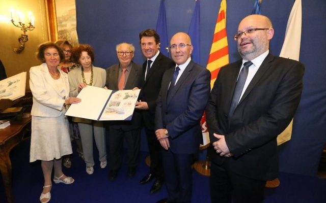 Titre de « Citoyen d’honneur de la Ville de Nice » décerné à Beate et Serge Klarsfeld Crédit : Facebook/Eric Ciotti)