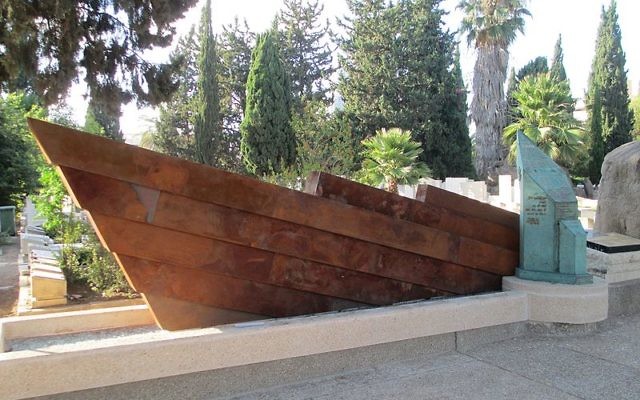 Le mémorial aux victimes de l'Alatalena, dans le cimetière Nahalat Yitzhak de Tel Aviv. (Crédit : Avishai Teicher)