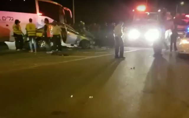 La scène d'un accident mortel entre un bus et deux voitures sur la route 31, dans le sud d'Israël, près du village bédouin de Hura, le 30 octobre 2016. (Crédit : capture d'écran YouTube) La scène d'un accident mortel entre un bus et deux voitures sur la route 31, dans le sud d'Israël, près du village bédouin de Hura, le 30 octobre 2016. (Crédit : capture d'écran YouTube)