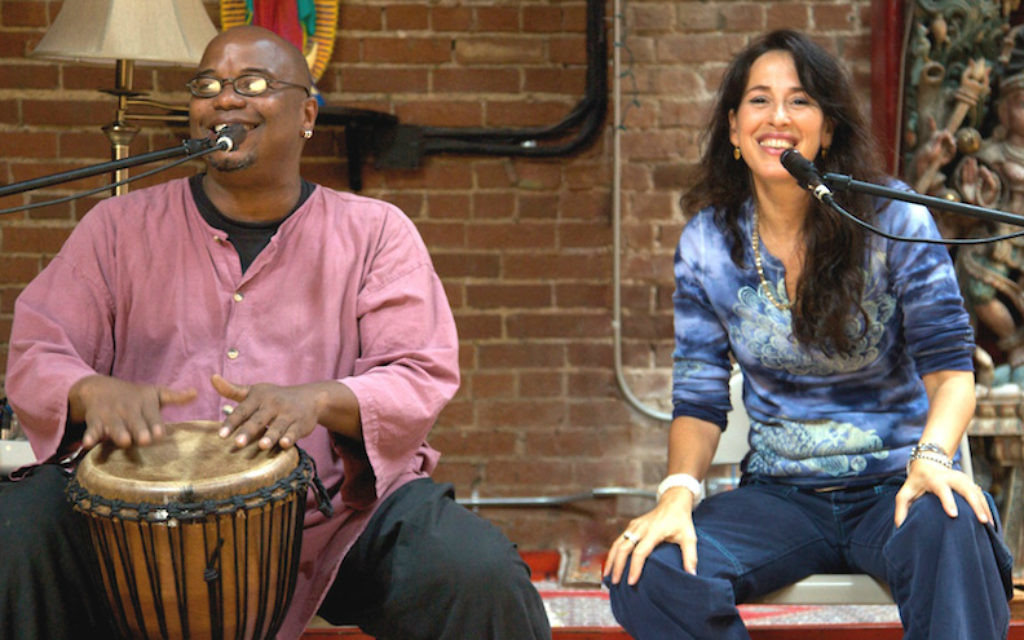 Maggie Wheeler, à droite, et Emile Hassan Dyer sont les cofondateurs de la chorale de la communauté du Golden Bridge, à Los Angeles. (Crédit : autorisation de Wheeler/JTA)