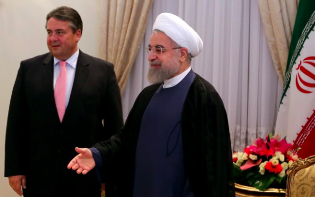 Le président iranien Hassan Rouhani à côté du ministre de l'Énergie et de l'Economie allemand, Sigmar Gabriel (à gauche) le 20 juillet, 2015 (Crédit : AFP PHOTO / ATTA KENARE) Le président iranien Hassan Rouhani à côté du ministre de l'Énergie et de l'Economie allemand, Sigmar Gabriel (à gauche) le 20 juillet, 2015 (Crédit : AFP PHOTO / ATTA KENARE)
