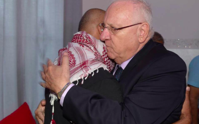 Reuven Rivlin prend dans ses bras le père de Nimer Bassem Abu Amar, mort à la frontière égyptienne, le 27 octbre 2016(Crédit : Facebook)