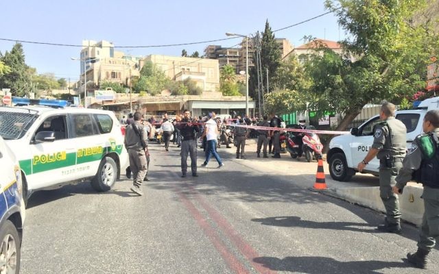Scène d'une attaque à main armée près de la colline des munitions, à Jérusalem, le 9 octobre 2016. (Crédit : police israélienne)
