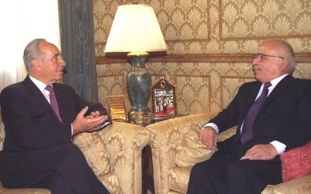 Presque dix ans après l'échec de l'accord de Londres, le Premier ministre Shimon Peres et le roi Hussein de Jordanie se rencontrent au palais royal d'Amman, en décembre 1995. (Crédit : Avi Ohayon/GPO)
