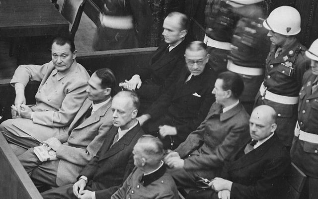 Le procès de Nuremberg dans l'Allemagne d'après guerre, pendant lesquels certains des plus grands criminels de guerre du Troisième Reich ont été jugés et condamnés par les Alliés. Sur le banc des accusés se trouve Hermann Goering (devant à gauche), dirigeant de l'Armée de l'air allemande et personnage important du Reich. (Crédit : WikiCommons) Le procès de Nuremberg dans l'Allemagne d'après guerre, pendant lesquels certains des plus grands criminels de guerre du Troisième Reich ont été jugés et condamnés par les Alliés. Sur le banc des accusés se trouve Hermann Goering (devant à gauche), dirigeant de l'Armée de l'air allemande et personnage important du Reich. (Crédit : WikiCommons)