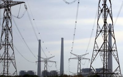 Une centrale électrique d'Israël Electric Corporation située sur la côte méditerranéenne à Hadera, Israël (Crédit : Yossi Zamir / Flash90)