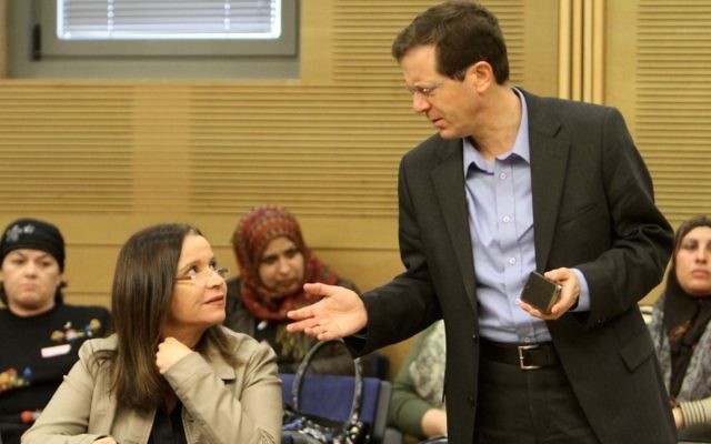 Isaac Herzog avec Shelly Yachimovich, alors présidente du Parti travailliste, en février 2012. (Crédit : Miriam Alster/Flash90) Isaac Herzog avec Shelly Yachimovich, alors présidente du Parti travailliste, en février 2012. (Crédit : Miriam Alster/Flash90)