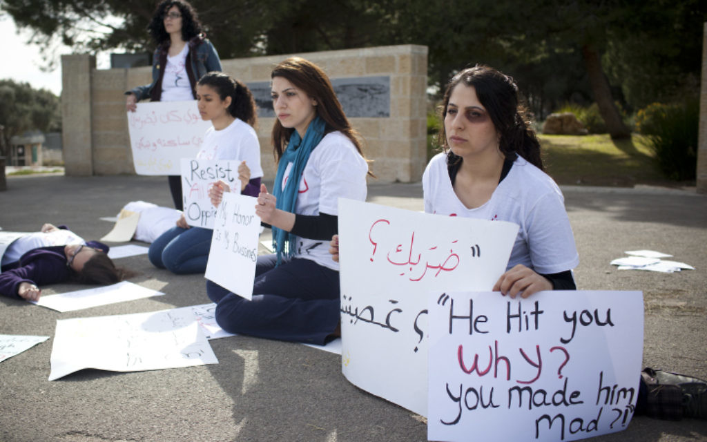 Des femmes juives et arabes protestent en silence contre la violence domestique à l'Université hébraïque de Jérusalem, le 8 mars 2012, (Crédit : Yonatan Sindel / Flash90)